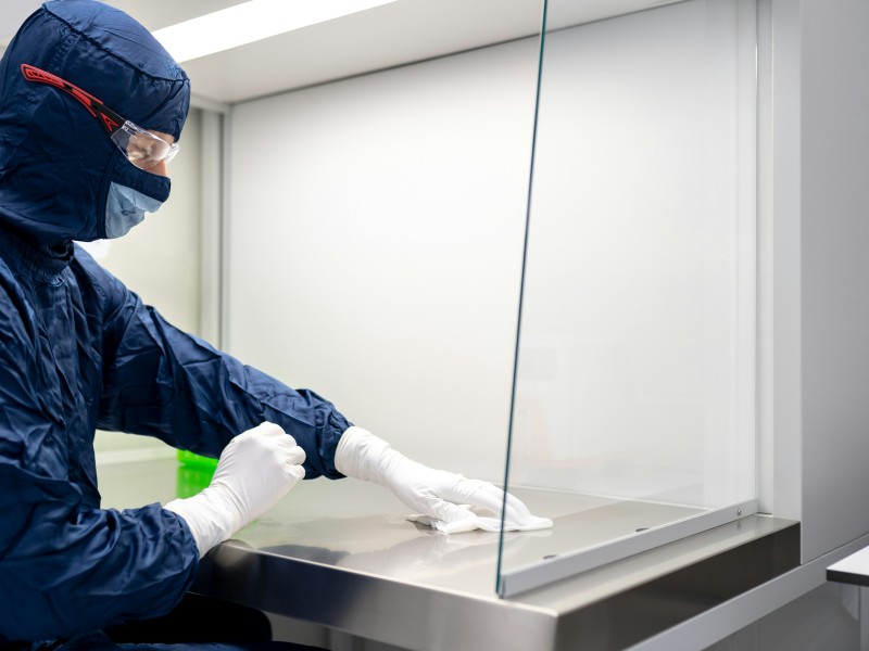 How Clean Rooms Maintain Air Quality: The Role of Fume Extraction